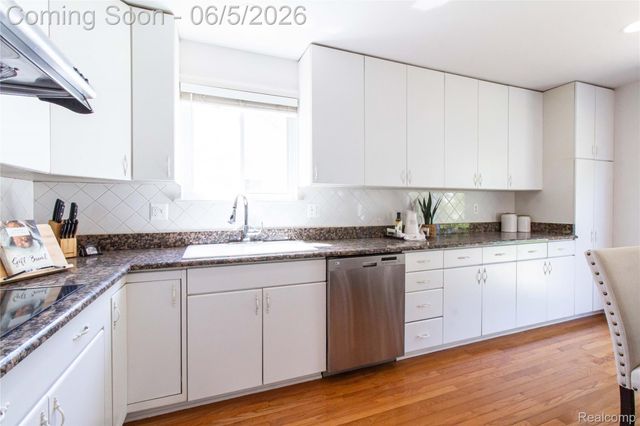 141 Woodslee Drive, Troy, MI 48083
