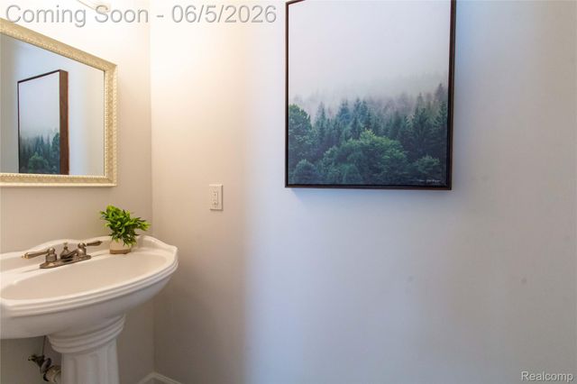 141 Woodslee Drive, Troy, MI 48083