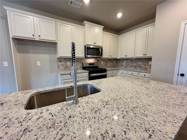 966 Lakeview Oaks Court, Grayson, GA 30017