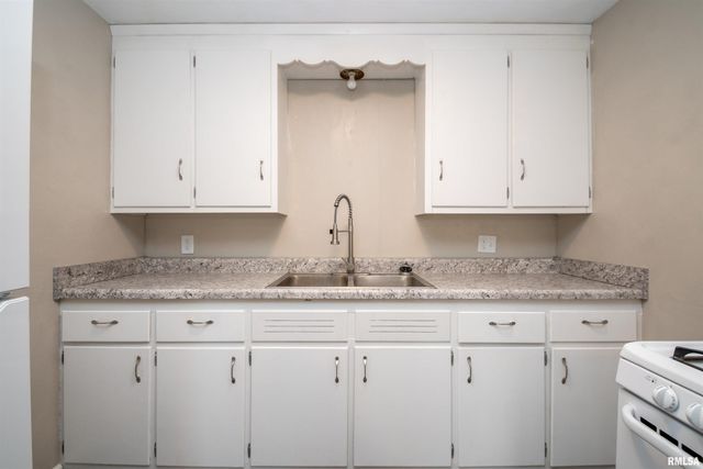 1020 FALL Street, Pekin, IL 61554