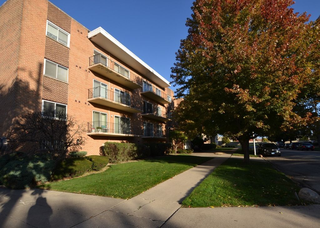 9620 S Komensky Avenue 305, Oak Lawn, IL 60453