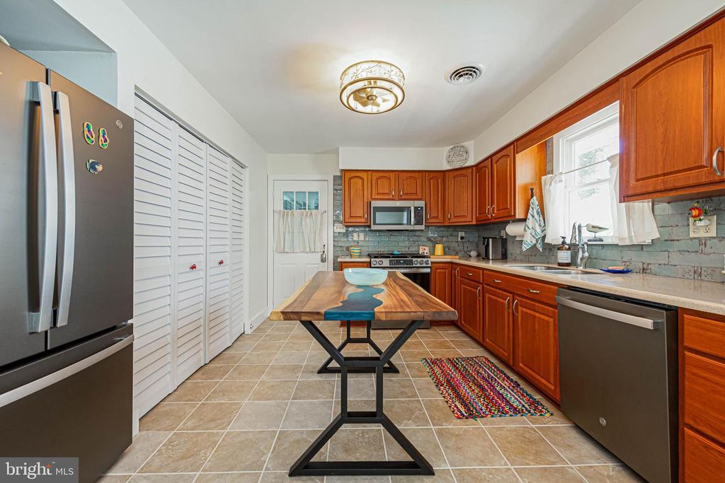 Image 10 of property listing at 14106 DERRICKSON AVE, Ocean City, MD 21842