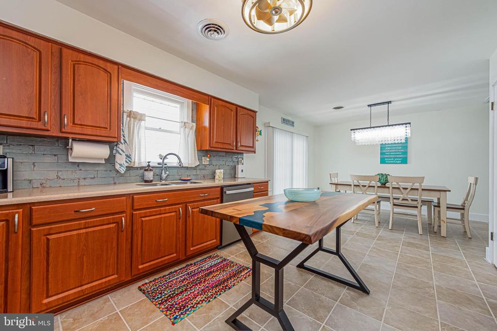 Image 11 of property listing at 14106 DERRICKSON AVE, Ocean City, MD 21842