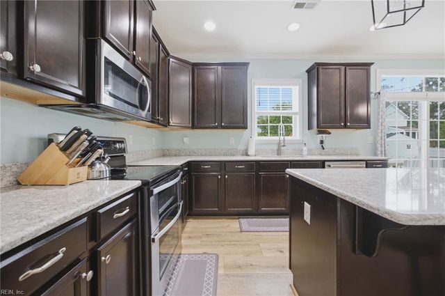1937 Flintshire DR, Chesapeake, VA 23323