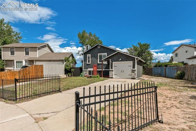 2025 Grosbear Lane, Colorado Springs, CO 80916