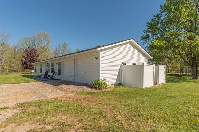 12199 N Meridian Road, Pleasant Lake, MI 49272