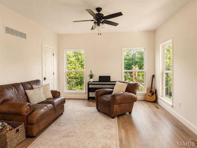 272 Spring House Valley, Pacific, MO 63069