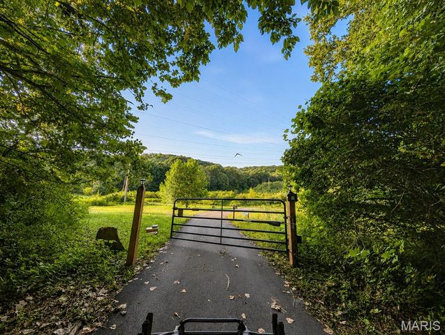 272 Spring House Valley, Pacific, MO 63069