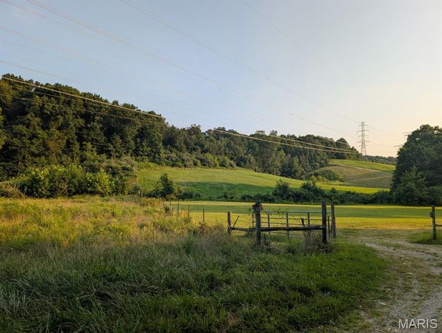 272 Spring House Valley, Pacific, MO 63069