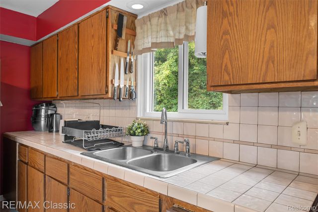 505 E Columbia, Belleville, MI 48111