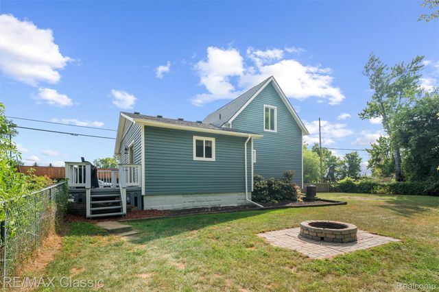505 E Columbia, Belleville, MI 48111
