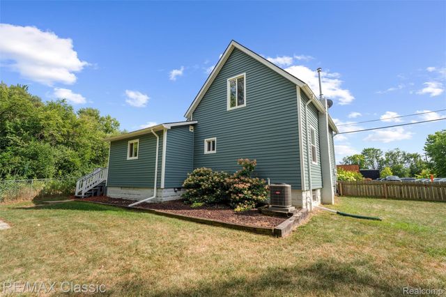 505 E Columbia, Belleville, MI 48111