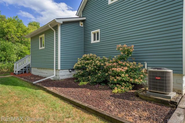 505 E Columbia, Belleville, MI 48111