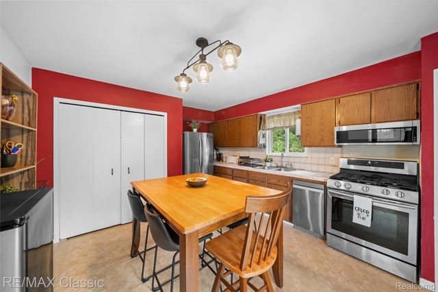 505 E Columbia, Belleville, MI 48111