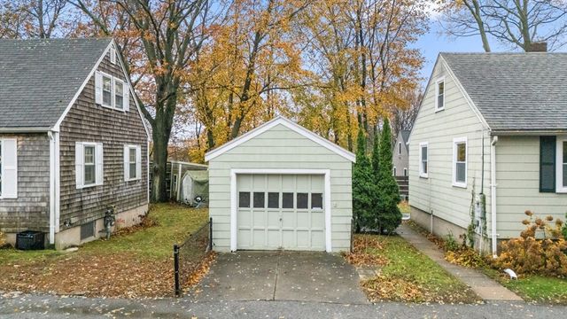 19 Cedar St, Beverly, MA 01915