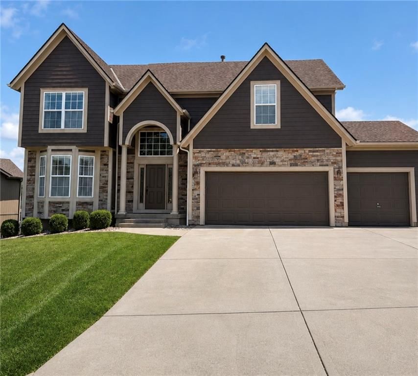 2221 SW Hawk View Road, Lee's Summit, MO 64082