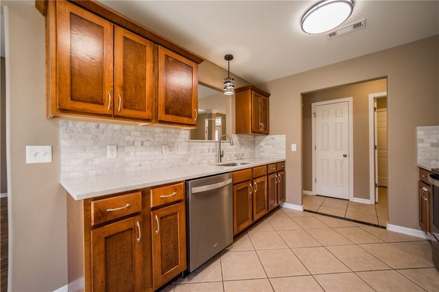 1701 N Valor, Siloam Springs, AR 72761