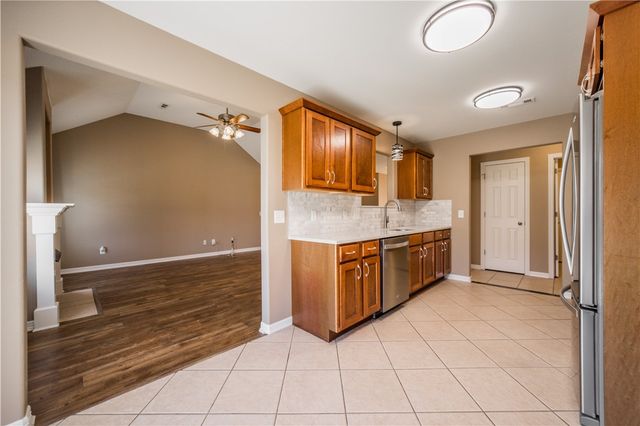 1701 N Valor, Siloam Springs, AR 72761