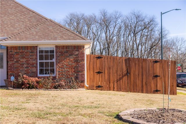 1701 N Valor, Siloam Springs, AR 72761