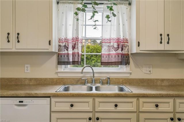 6 Hickory Hill RD, Hampton, VA 23666