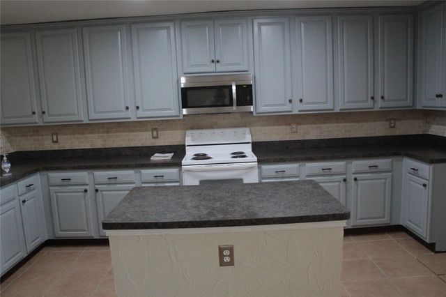 2059 La Salle Trail, Grand Prairie, TX 75052