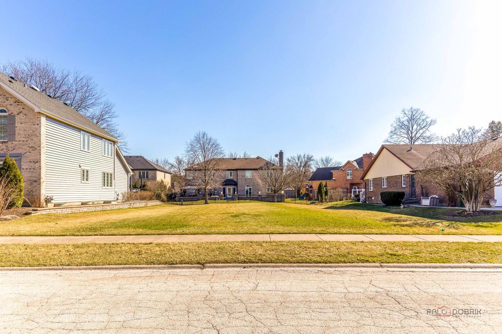 1309 E Brookwood Drive, Arlington Heights, IL 60004