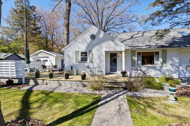 225 S Clymer Street, Pentwater, MI 49449