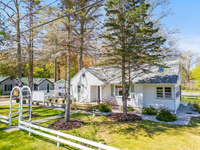 225 S Clymer Street, Pentwater, MI 49449