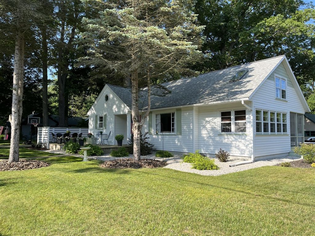 225 S Clymer Street, Pentwater, MI 49449
