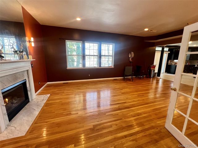 39 Independence Way, Miller Place, NY 11764