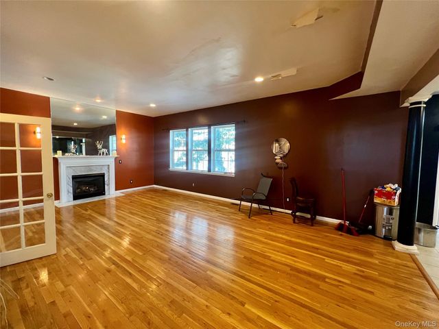 39 Independence Way, Miller Place, NY 11764