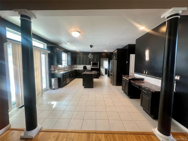 39 Independence Way, Miller Place, NY 11764