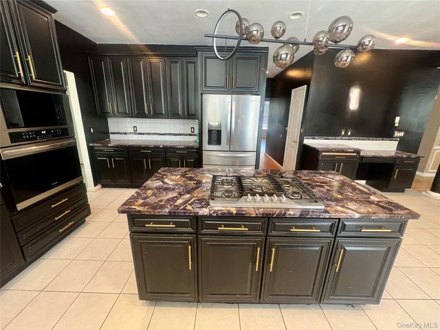 39 Independence Way, Miller Place, NY 11764