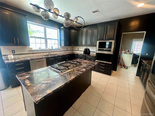 39 Independence Way, Miller Place, NY 11764