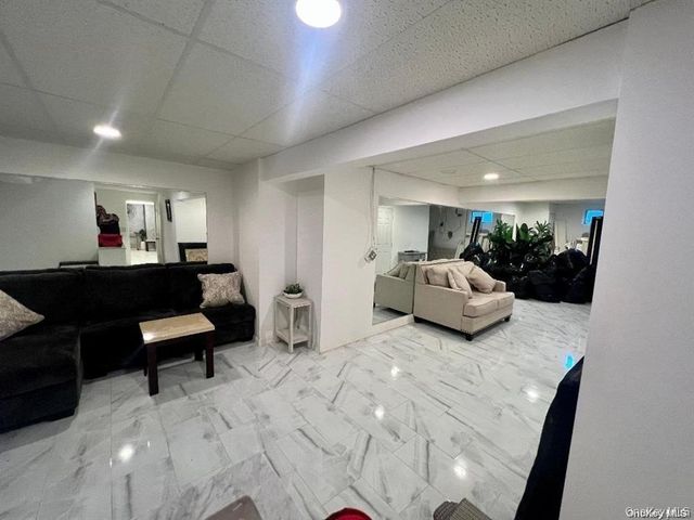 39 Independence Way, Miller Place, NY 11764