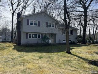 559 Whitenack Road, River Vale, NJ 07675