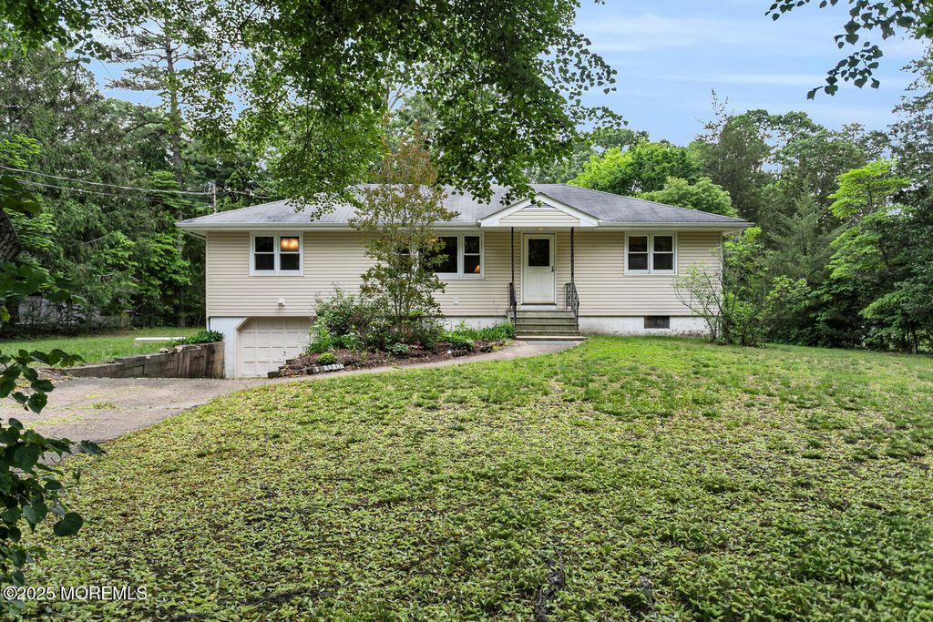 9 Riccis Drive, Jackson, NJ 08527