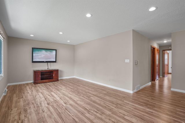 3404 Rosehill Trace, Waterloo, IA 50701