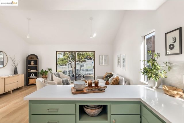 568 Vistamont Ave, Berkeley, CA 94708