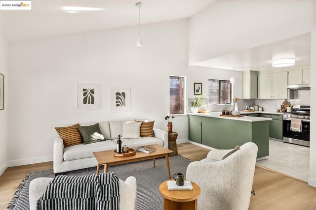 568 Vistamont Ave, Berkeley, CA 94708