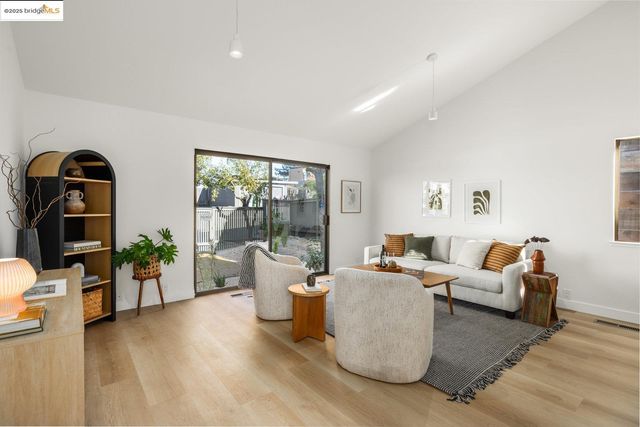 568 Vistamont Ave, Berkeley, CA 94708