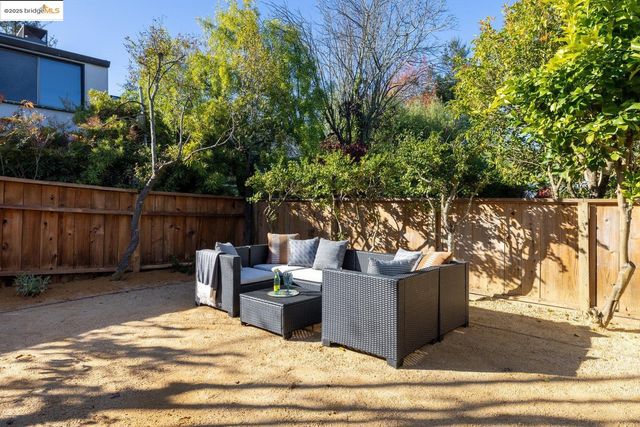 568 Vistamont Ave, Berkeley, CA 94708