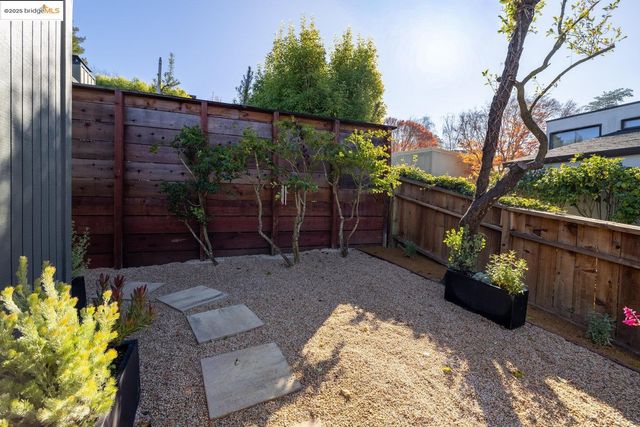 568 Vistamont Ave, Berkeley, CA 94708