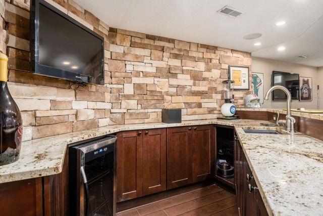 2070 Alum Village Drive, Lewis Center, OH 43035