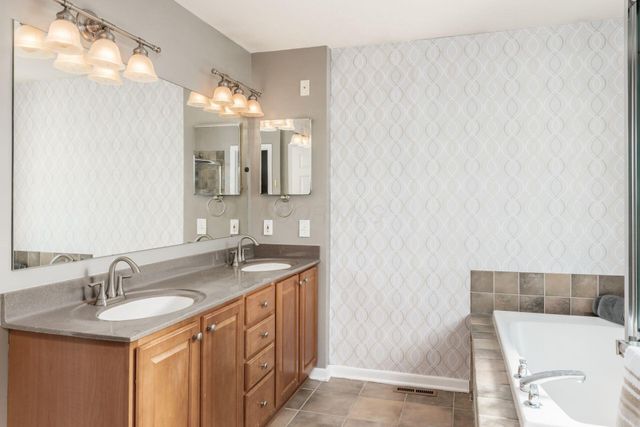 2070 Alum Village Drive, Lewis Center, OH 43035