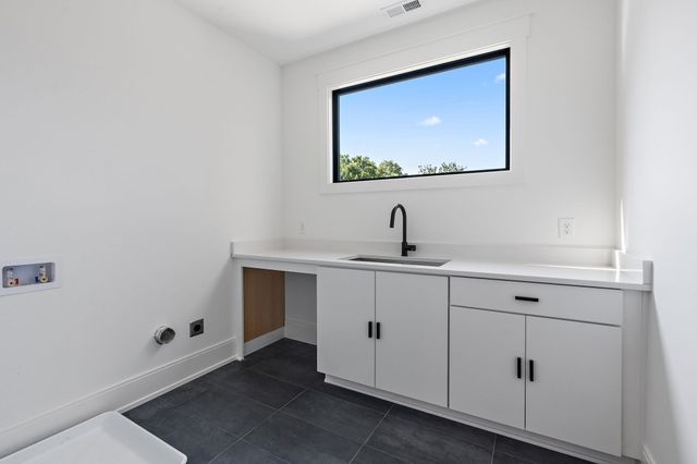 843B Dewees Ave, Nashville, TN 37204