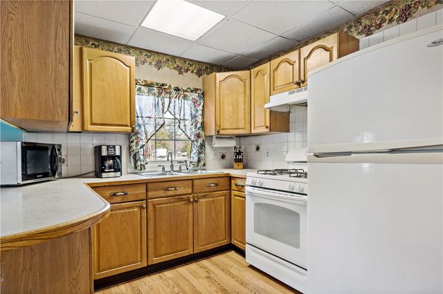 88 Roseland Terrace, Tiverton, RI 02878