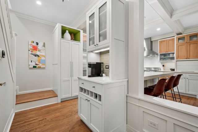 2621 W Windsor Avenue, Chicago, IL 60625