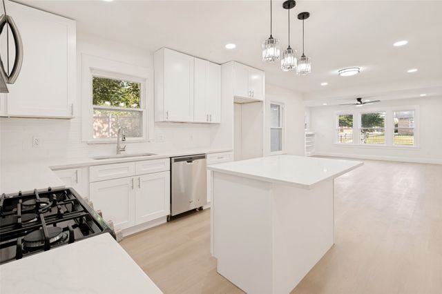 2450 Emmett Street, Dallas, TX 75211