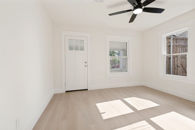 2450 Emmett Street, Dallas, TX 75211